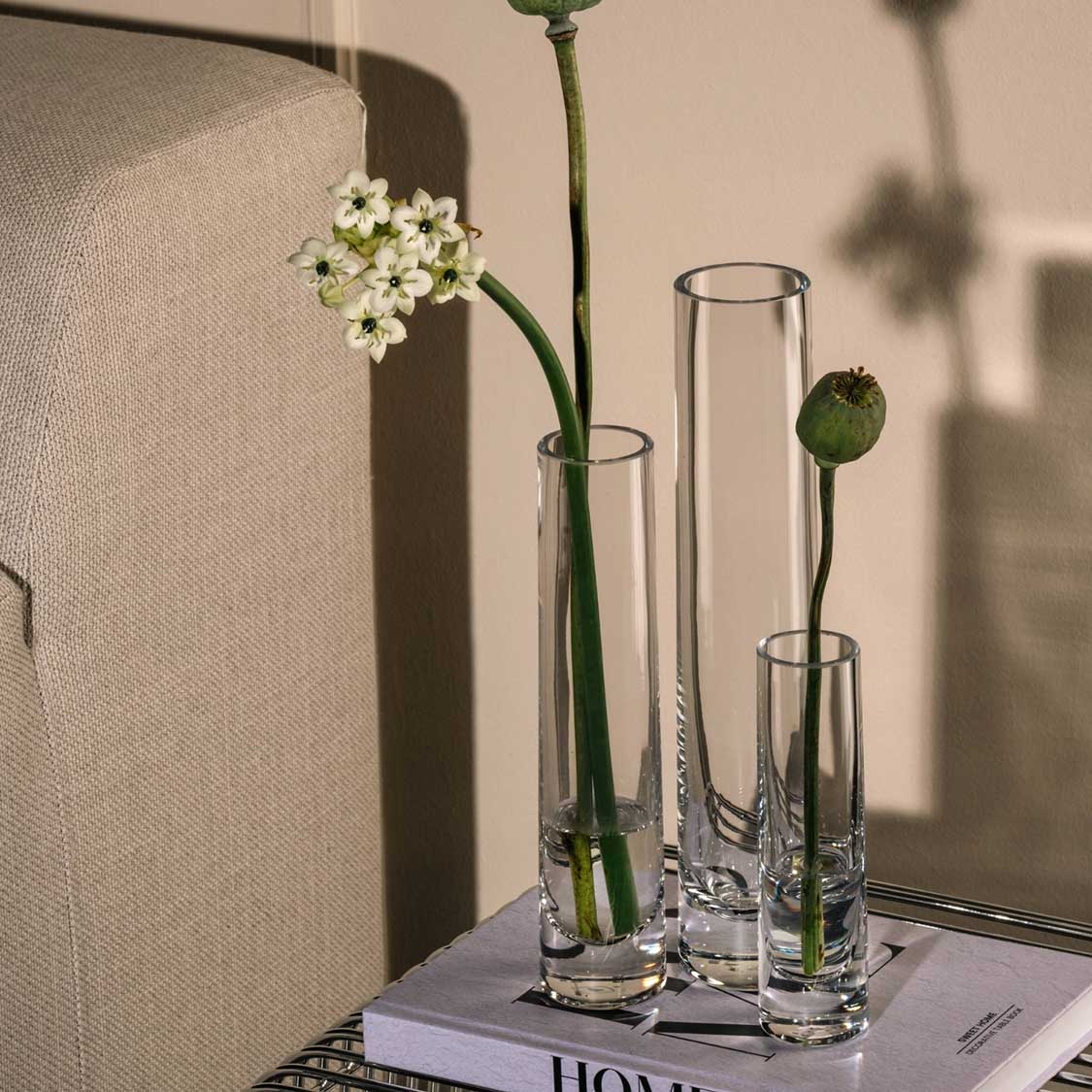 Solifleurvase NOVARA mit Blumen in Wohnraum-Szenerie auf Beistelltisch