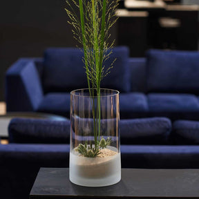 Vase NOVARA mit Gräsern und Sand in Wohnzimmer mit blauem Sofa