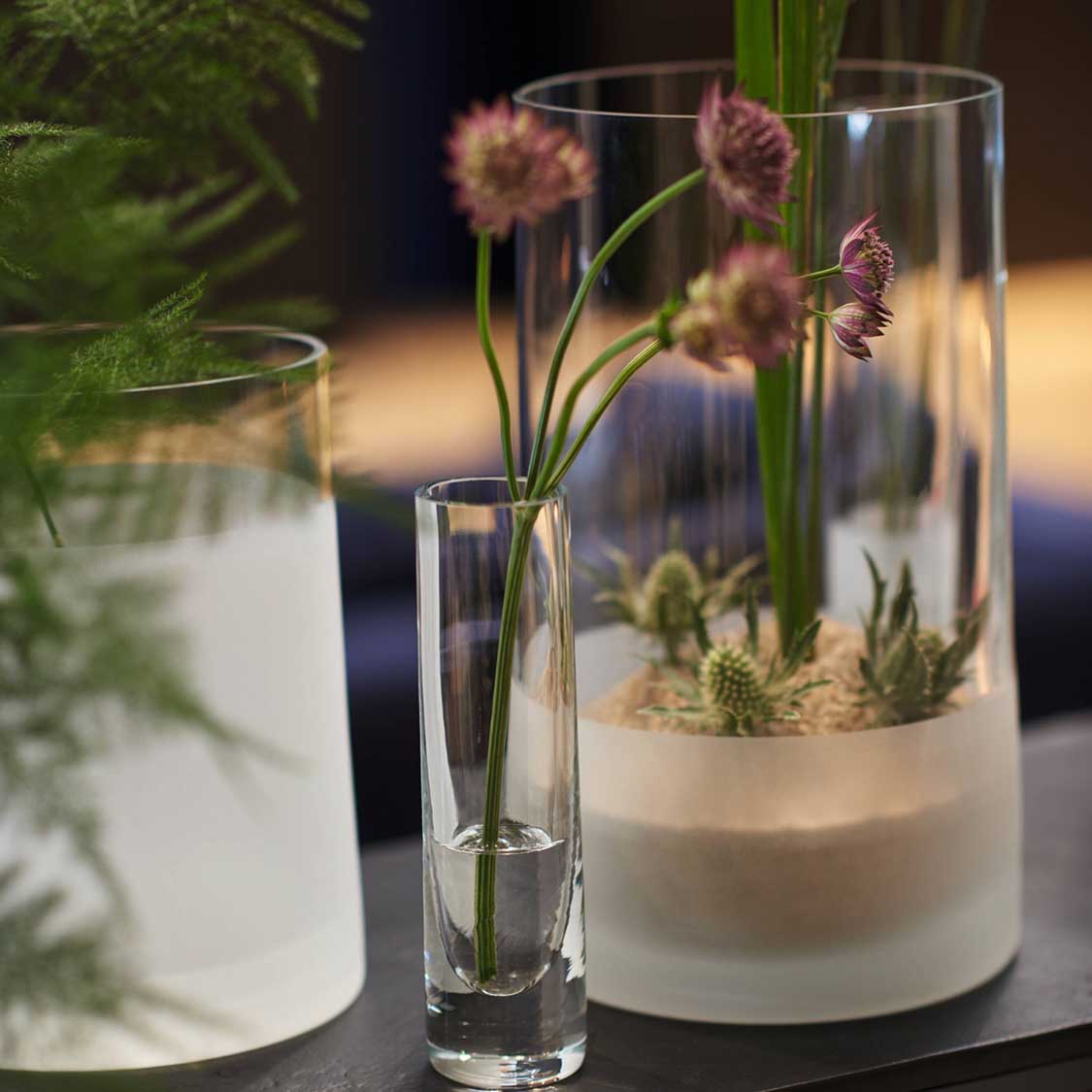 Vase NOVARA 26 cm satiniert mit Blumen in Tischdekoration