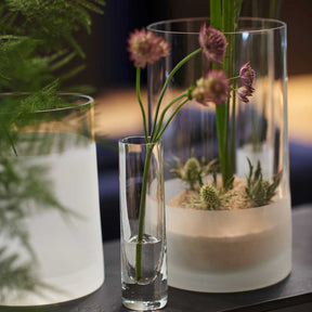 Vase NOVARA 26 cm satiniert mit Blumen in Tischdekoration