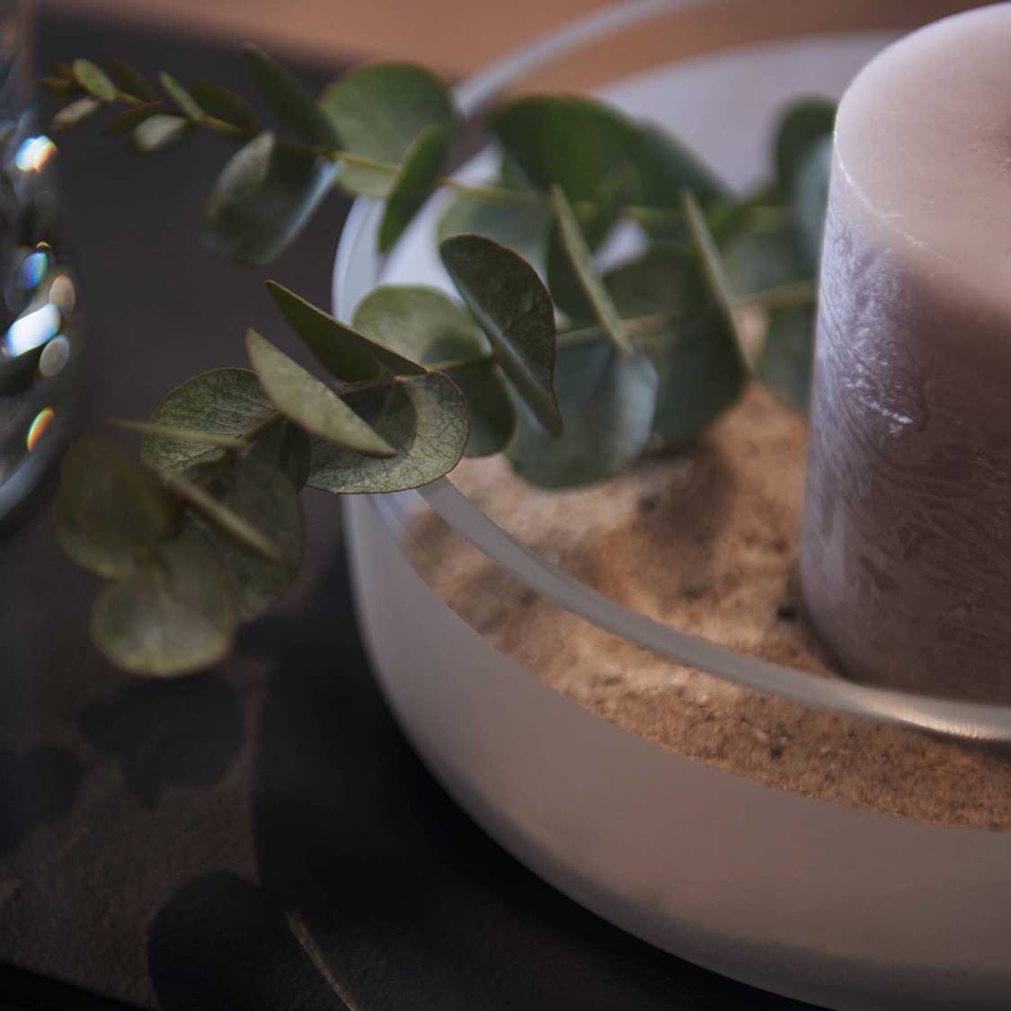 Schale NOVARA mit Eukalyptuszweigen und Kerzendekoration auf Tisch