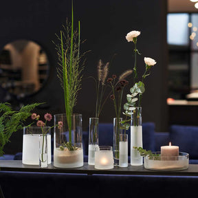 Schale NOVARA in satiniertem Glas mit Blumen und Kerzen dekoriert