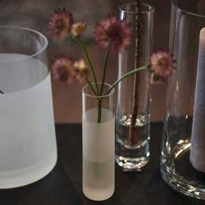 Solifleurvase NOVARA satiniert mit rosa Gerberas auf dunklem Tisch neben weiteren Glasvasen