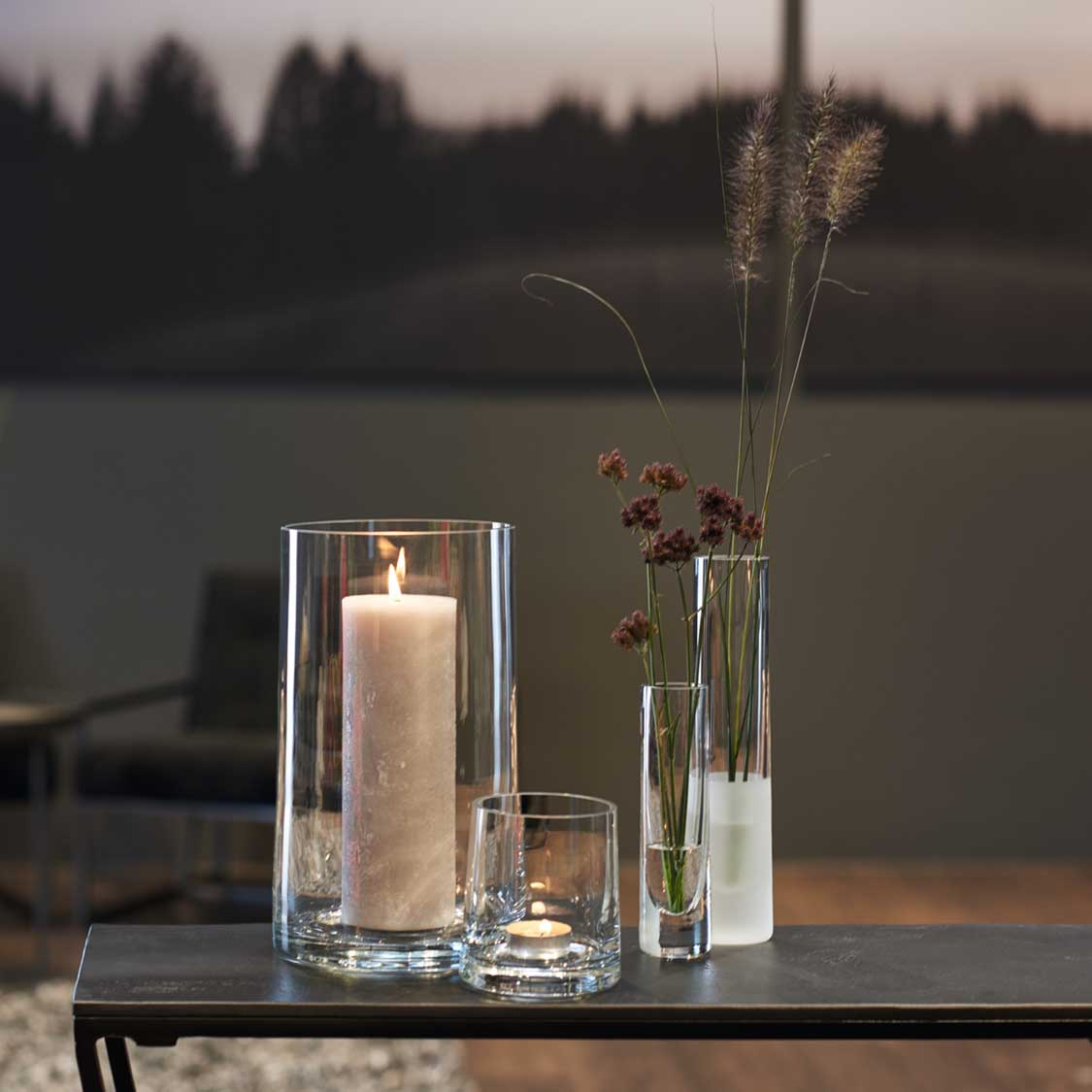 Solifleurvase NOVARA mit Kerze und Trockenblumen auf Tisch, See im Hintergrund