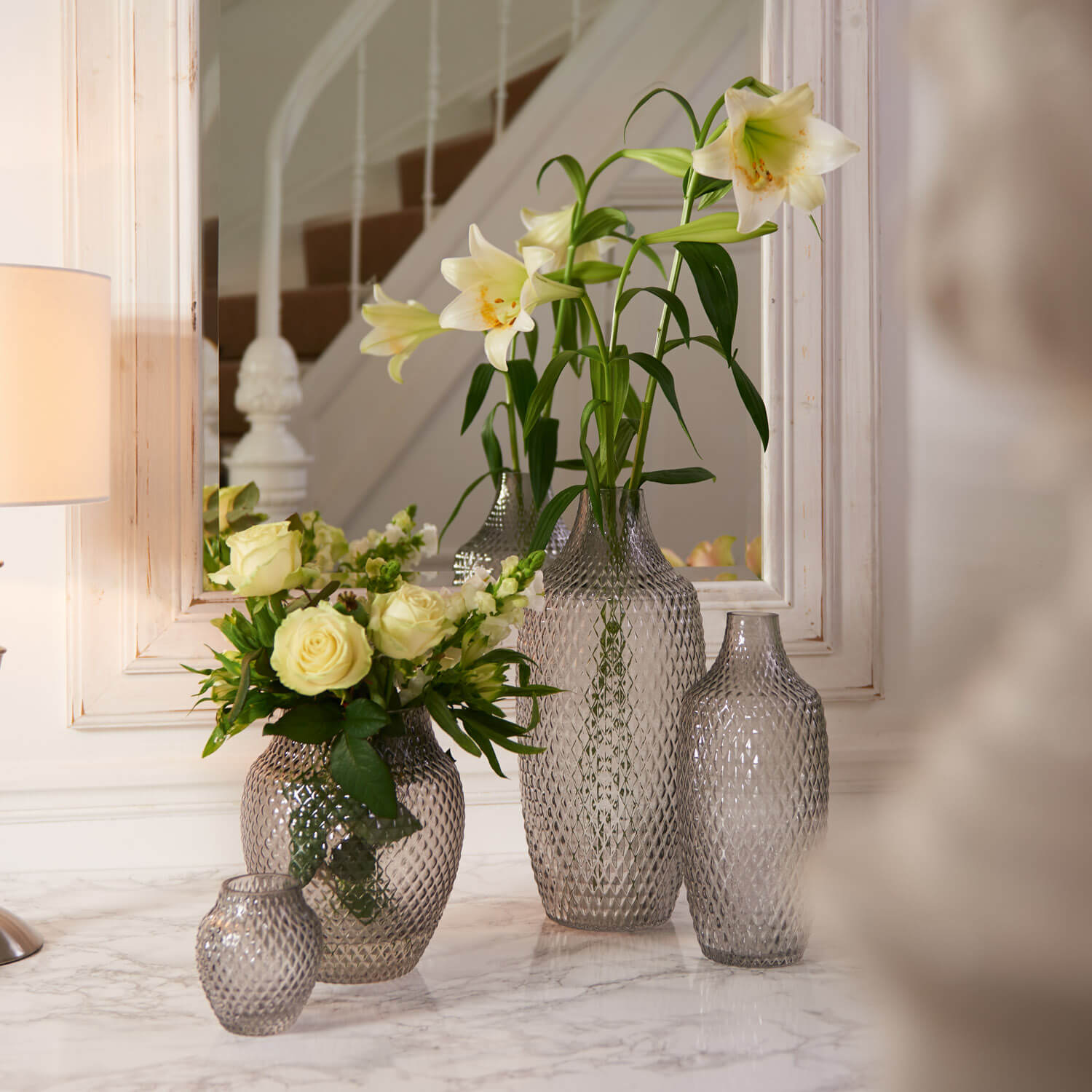 Vase POESIA mit gelben Blumen in hellem Wohnraum