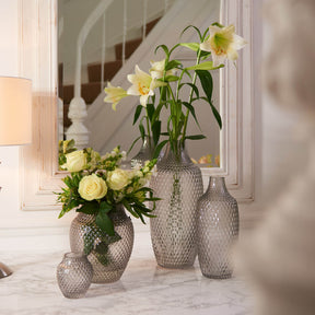 Vase POESIA mit gelben Blumen in hellem Wohnraum