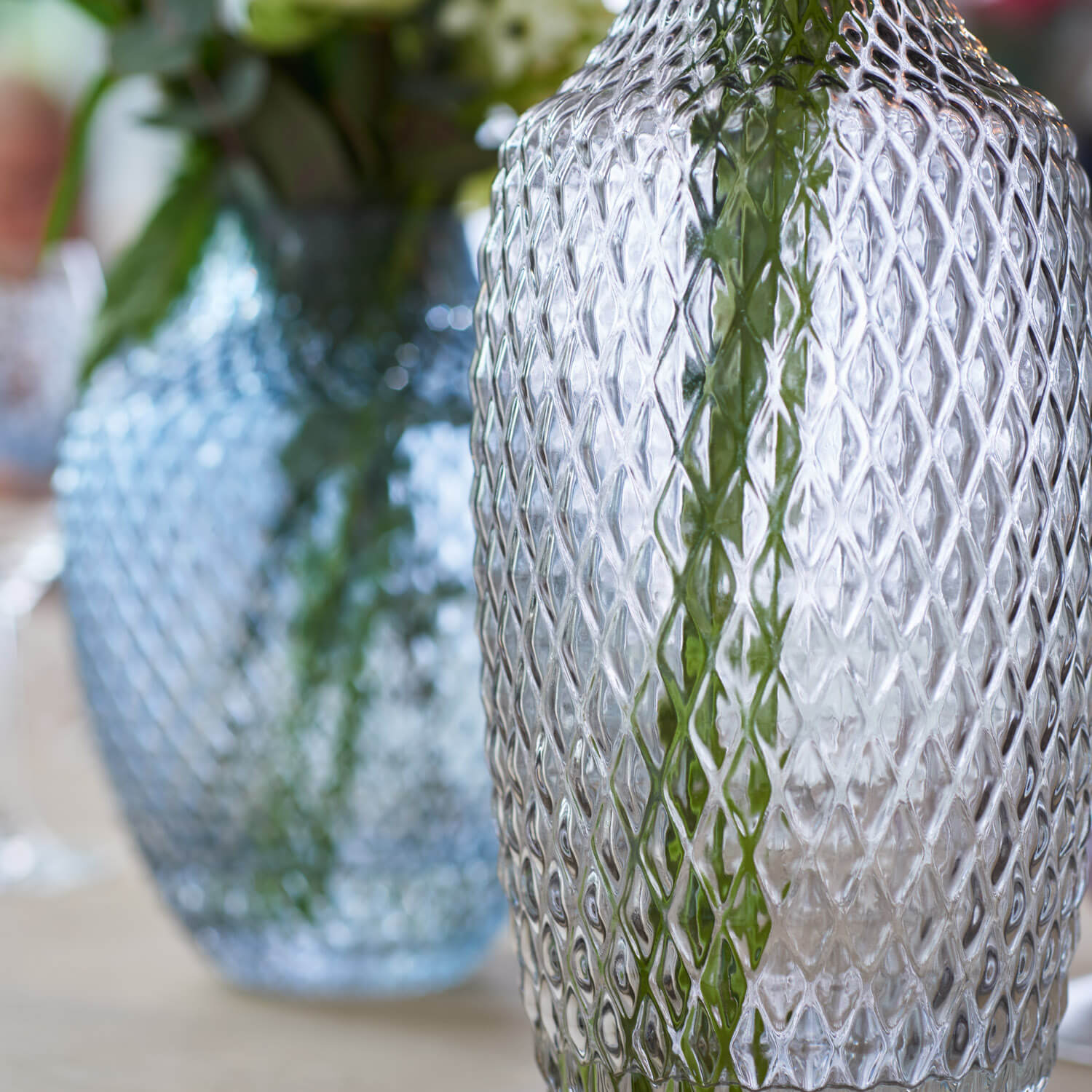 Vase POESIA mit Glas-Strukturmuster, grüne Pflanzenranken, Nahaufnahme der Oberflaeche