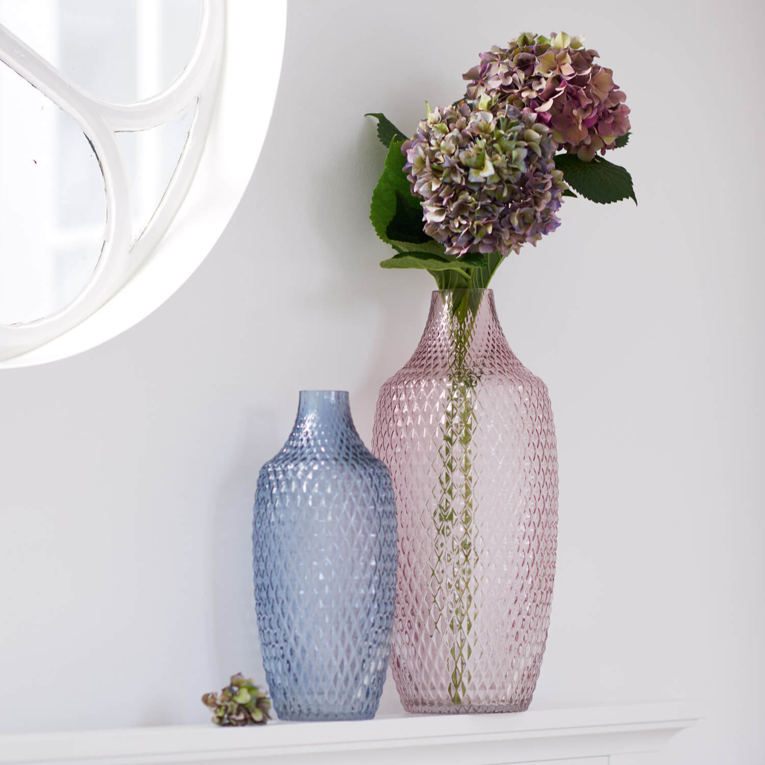 Vase POESIA 40 cm viola mit Hortensienstrauss in Wohnzimmer