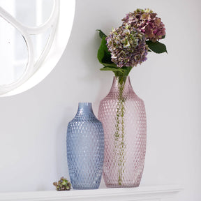 Vase POESIA 40 cm viola mit Hortensienstrauss in Wohnzimmer