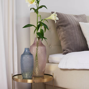 Vase POESIA 40 cm viola neben blauer Vase auf Beistelltisch im Schlafzimmer