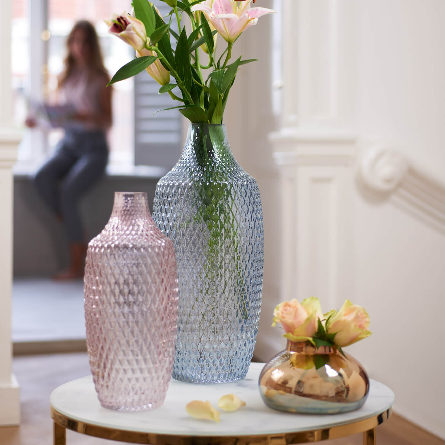 Vase POESIA in Wohnraum mit Blumen und Dekoobjekten auf Tisch