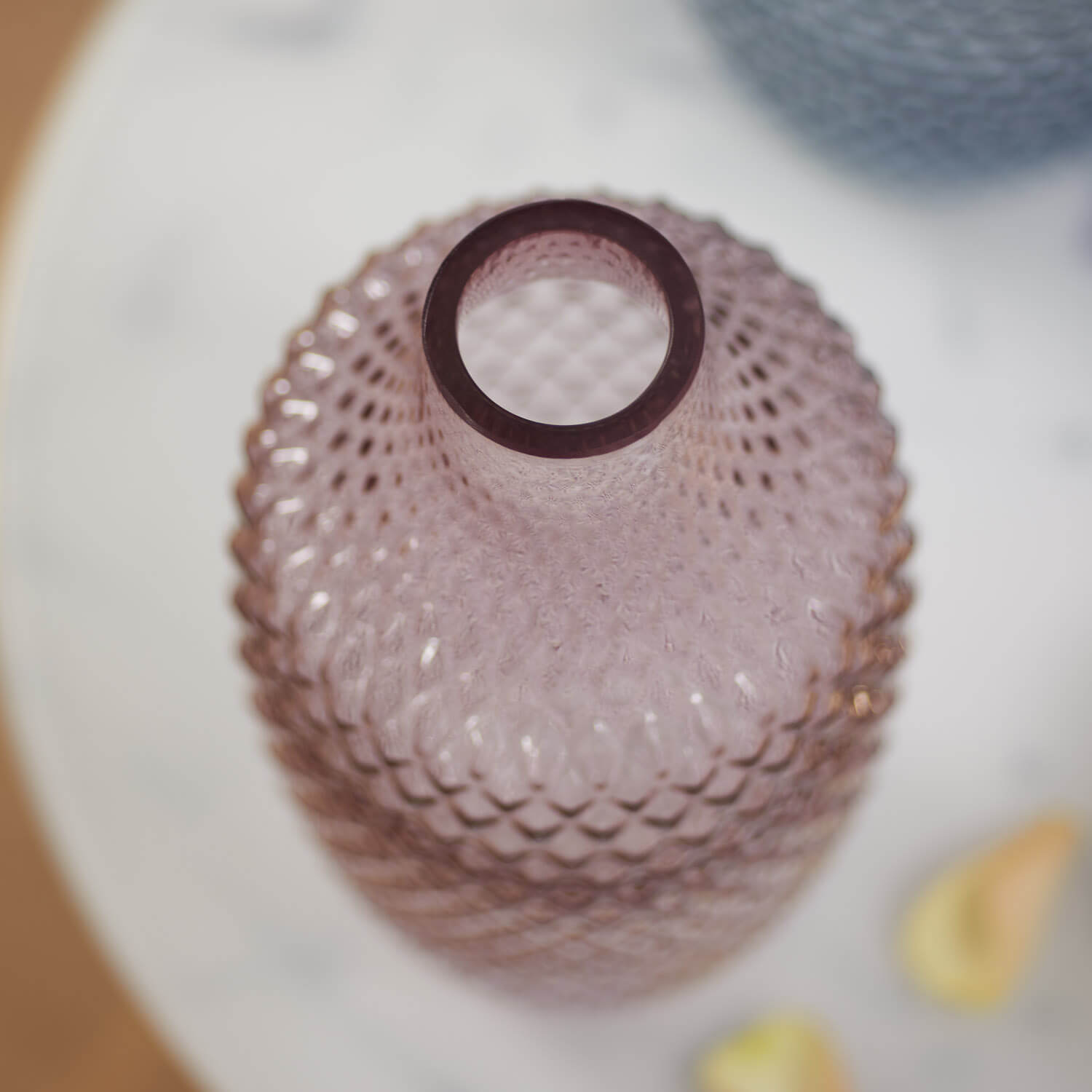 Vase POESIA viola von oben, Oberflächenstruktur mit Wabenmuster sichtbar