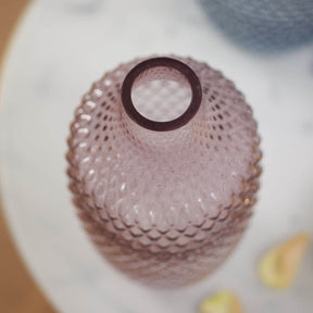 Vase POESIA viola von oben, Oberflächenstruktur mit Wabenmuster sichtbar