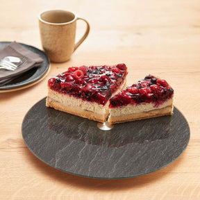 Platte TURN mit Kuchenstücken und Kaffeetasse auf Holztisch