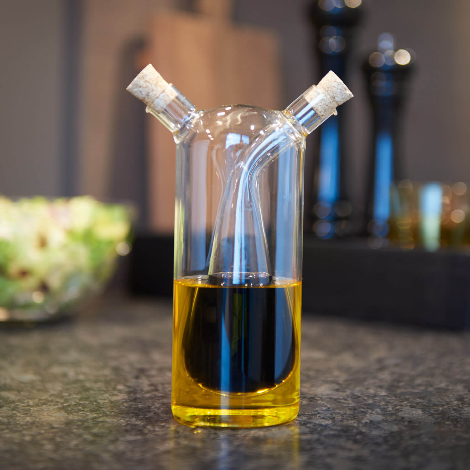 Essig/Öl Flasche 2in1 CUCINA mit zwei Ausgießern, gefüllt mit Öl und Essig, Küchentheke
