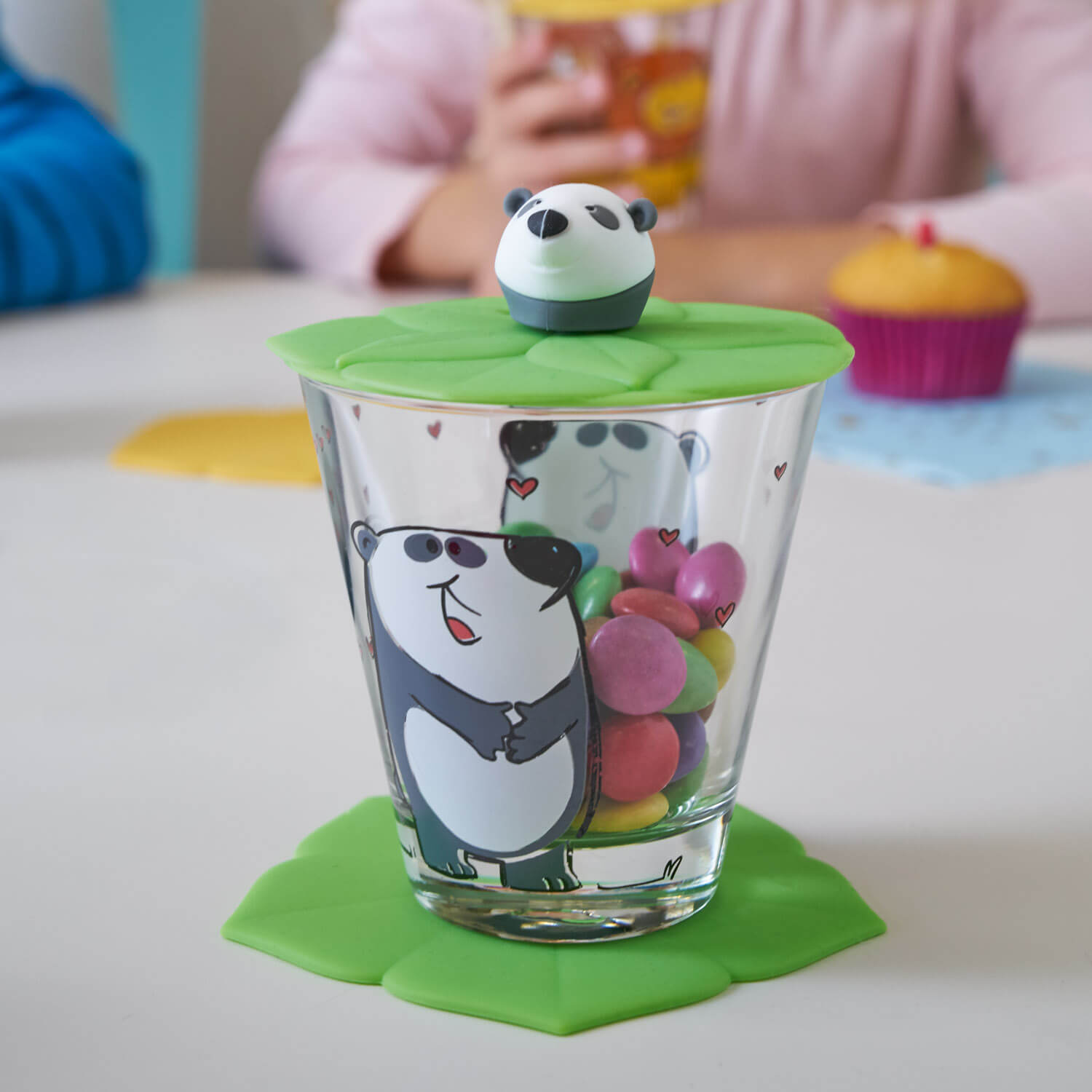 Deckel BAMBINI 9 cm grün Panda auf Glas mit Panda-Motiv, Kind im Hintergrund