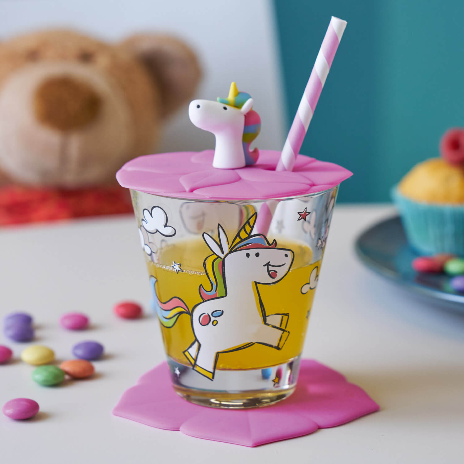 Deckel BAMBINI 9 cm rosé Einhorn auf Trinkglas mit Strohhalm in Kinderzimmerumgebung