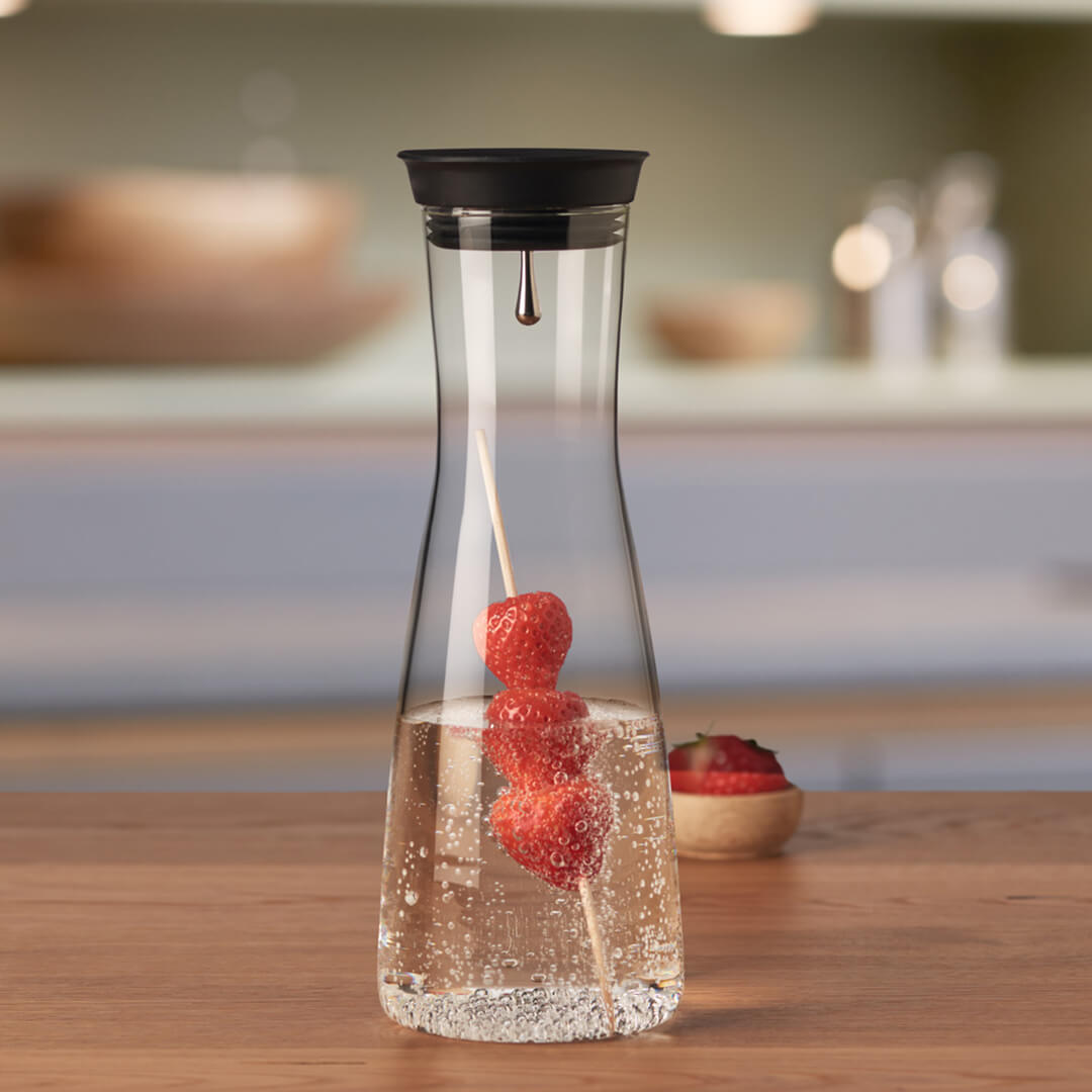 Wasserkaraffe CIAO mit Erdbeeren und Mineralwasser in Küchenumgebung