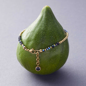 Armband LOLA CIAO mit mehrfarbigen Glasperlen auf grüner Avocado