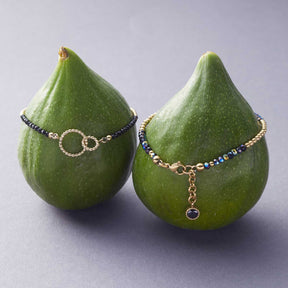 Zwei grüne Avocados mit Armband LOLA CIAO in mehrfarbigem Glasperlen-Design