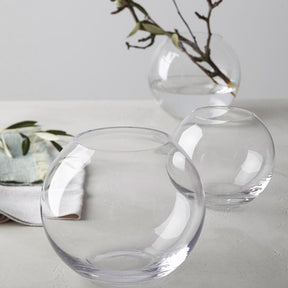 Vase BOCCIA 15 cm mit Trockenkräutern auf weißer Oberfläche, weitere leere Vasen daneben