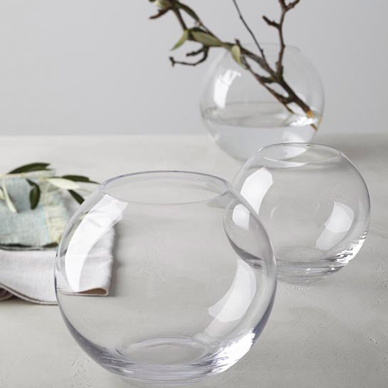 Vase BOCCIA 15 cm mit Trockenkräutern auf weißer Oberfläche, weitere leere Vasen daneben