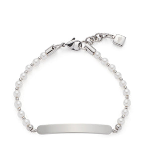 Armband ALBA silber mit Perlen und glänzender Plakette auf weißem Untergrund
