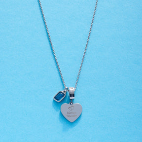 Anhänger JANA silber mit Gravur „Kleine Mama" an Kette auf blauem Hintergrund
