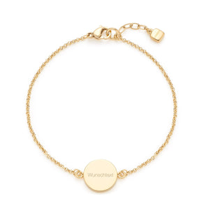 Armband MARLA gold mit graviertem Schriftzug auf Münzanhänger, Kettendetail und Verschluss