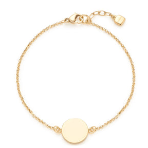 Armband MARLA gold mit rundem Plättchen auf weißem Hintergrund