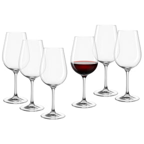 Sechs klare Rotweingläser TIVOLI, eines mit rotem Wein gefüllt