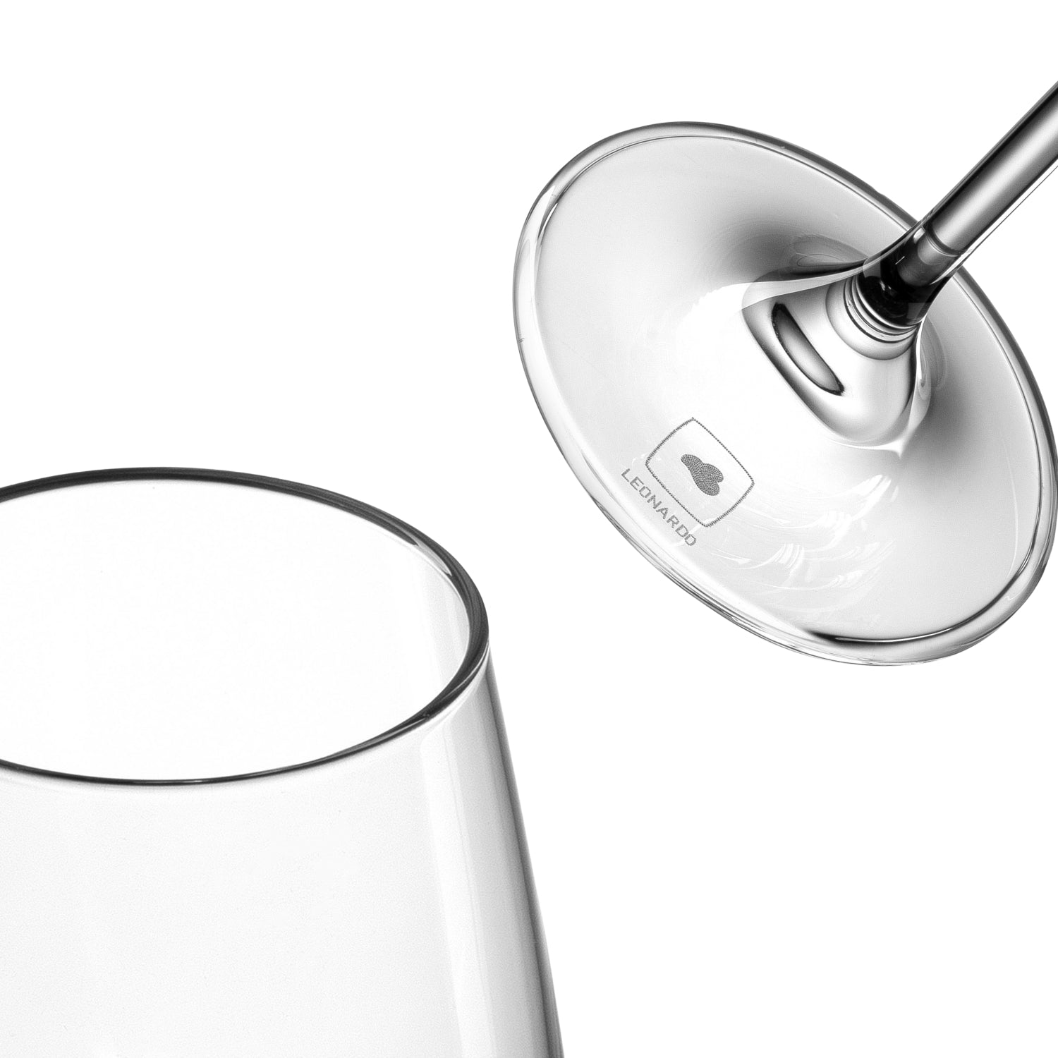 Digestifglas TIVOLI wird mit Spirituose gefüllt, klares Glas von oben