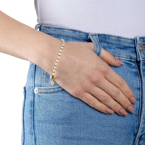 Armband PELENA gold CIAO an Frauenhand getragen, blaue Jeans