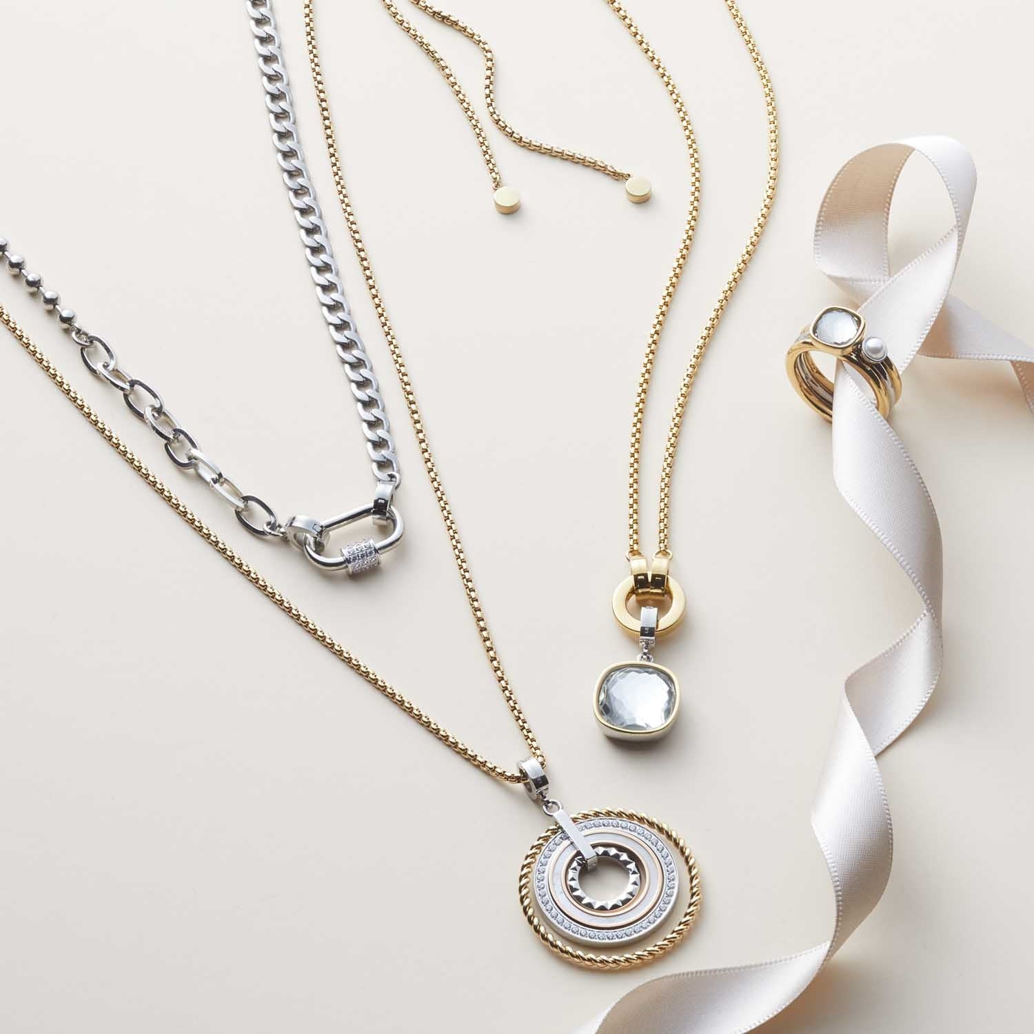 Halskette LIV 90 cm gold Clip & Mix mit weißem Satinband auf hellem Untergrund