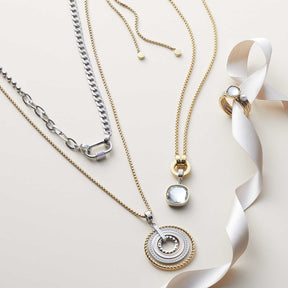 Halskette LIV 90 cm gold Clip & Mix mit weißem Satinband auf hellem Untergrund