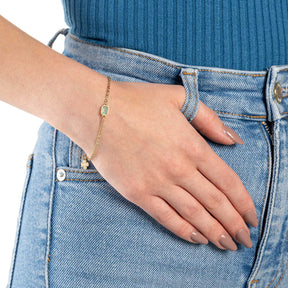 Frau traegt gruenes Glasarmband SOFIA CIAO an Handgelenk mit Jeans