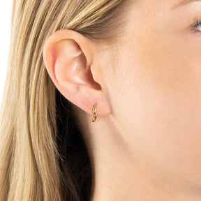 Creole LILO gold Beauty's an Ohr einer blonden Frau getragen