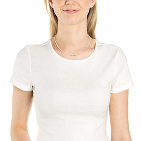 Frau trägt Halskette DORO 40 cm CIAO am Hals, weiße Kette aus Edelstahl