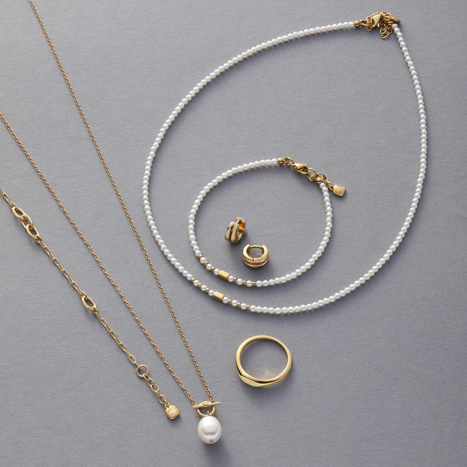 Armband DORO CIAO in Weiß mit Muscheln und Edelstahlkomponenten, arrangiert mit Kette und Ring