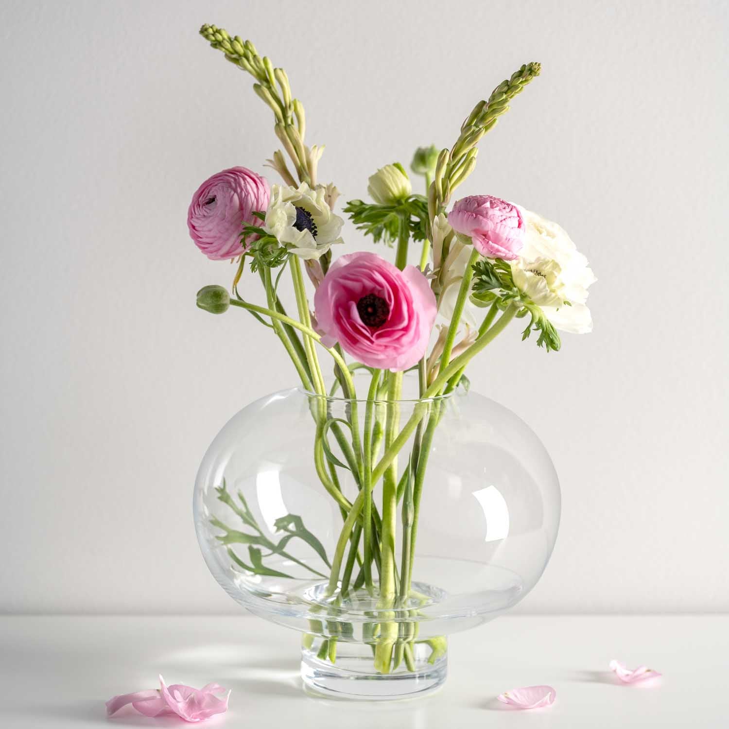 Vase VERNAZZO mit rosa und weißen Blüten in Wasser gefüllt