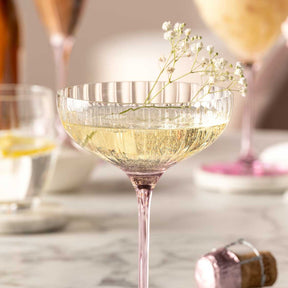 Champagnerschale POESIA rosé mit Champagner und Schleierkraut, gedeckter Tisch
