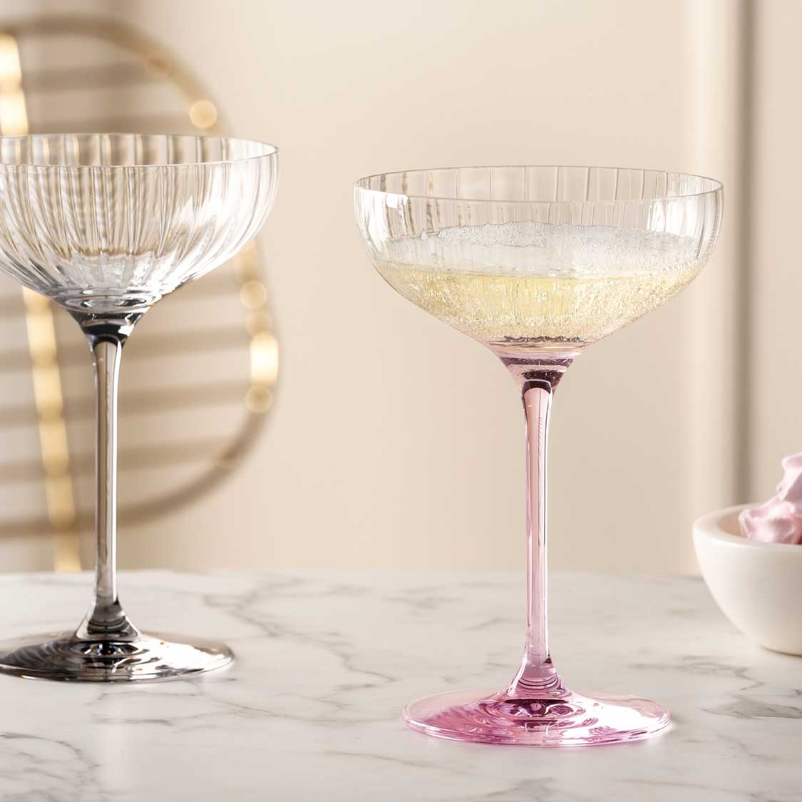 Champagnerschalen POESIA in Rosé und Transparent mit Champagner auf Marmortisch
