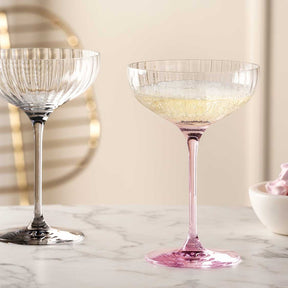Champagnerschalen POESIA in Rosé und Transparent mit Champagner auf Marmortisch