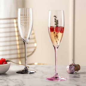 Sektgläser POESIA auf Marmortisch mit Champagner und Beeren