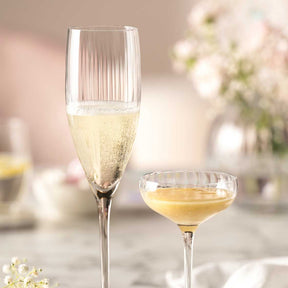 Sektglas POESIA mit Champagner und Cocktail neben Blumendekoration