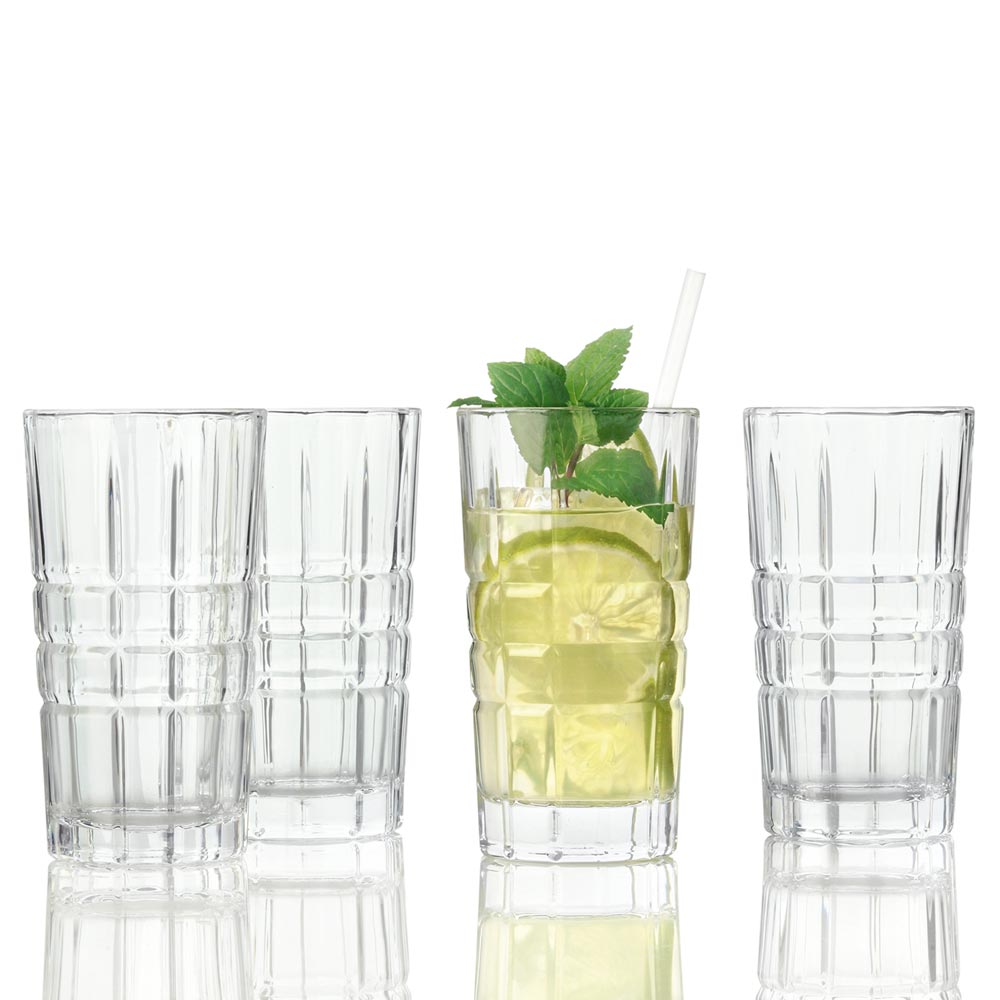 Vier klare Longdrinkgläser, eines gefüllt mit Getränk, Minze und Strohhalm