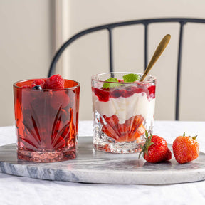 Trinkglas CAPRI mit Erdbeeren und Getränk auf Marmortablett