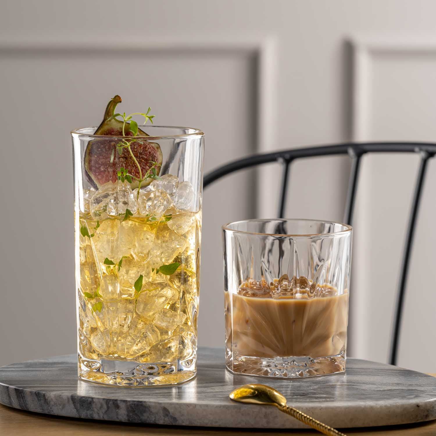 Trinkglas CAPRI mit Getränk und Minze auf Marmortisch