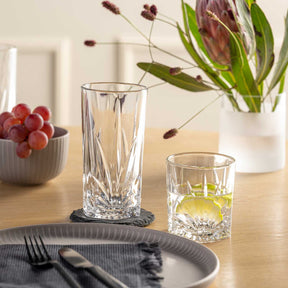 Trinkglas CAPRI auf gedecktem Tisch mit Blumendeko und Obst