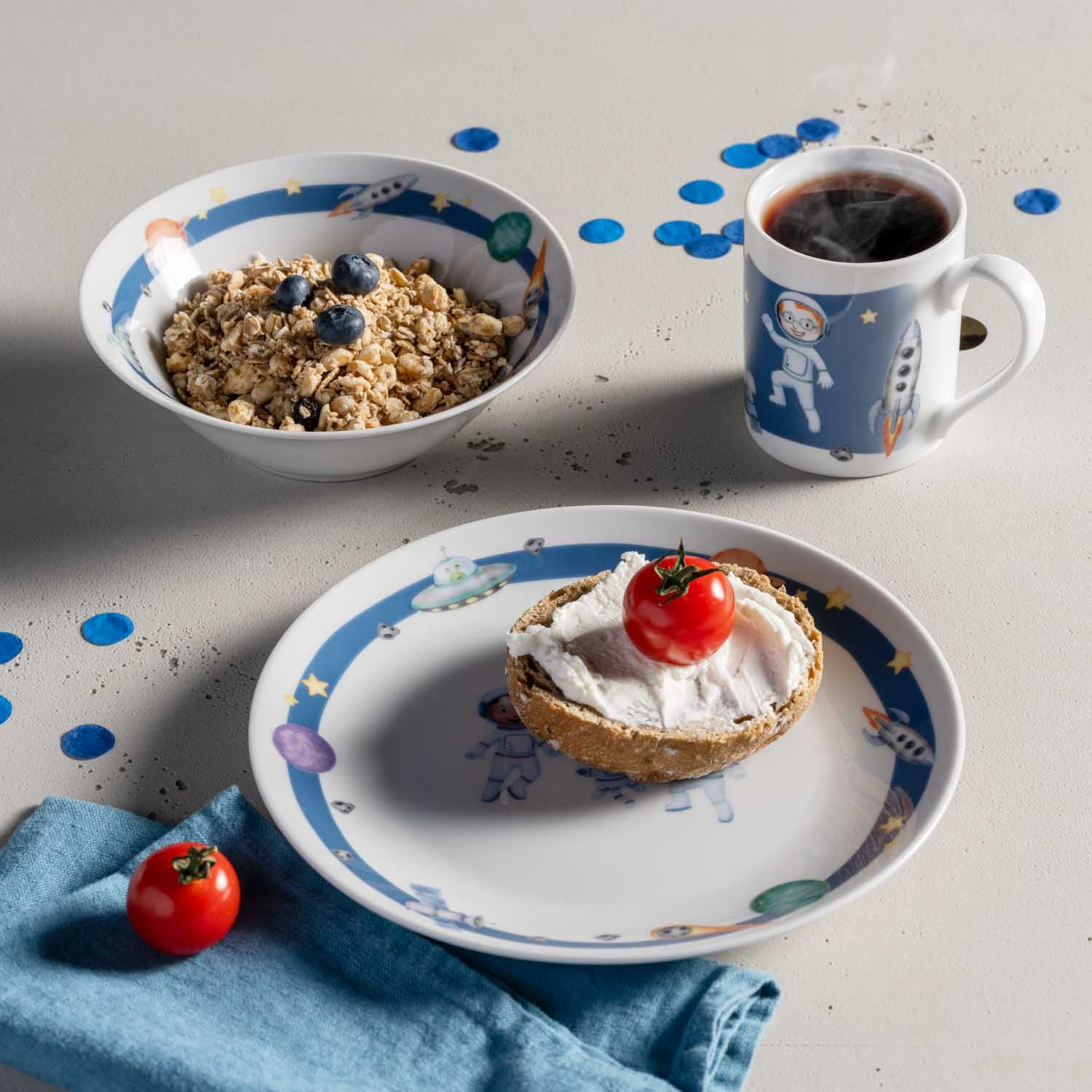 Kindergeschirr BAMBINI AVVENTURA mit Müsli, Toast und Kaffee auf Tisch arrangiert